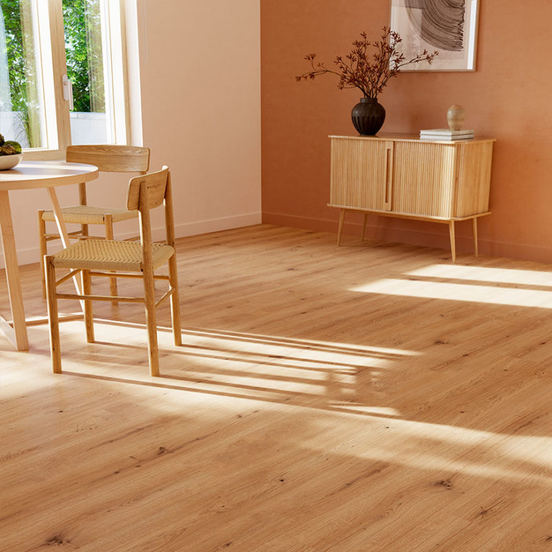 Un nouveau sol pour un intérieur d’été plus frais (et plus stylé)