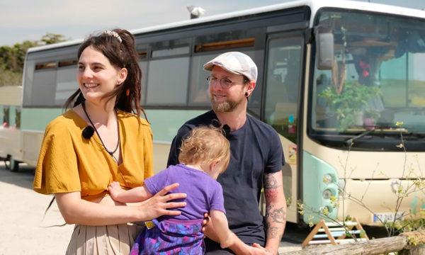 Ils ont aménagé un bus pour y vivre avec leurs enfants