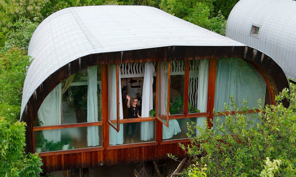 Habitat insolite : Elle vit dans une maison coccinelle !