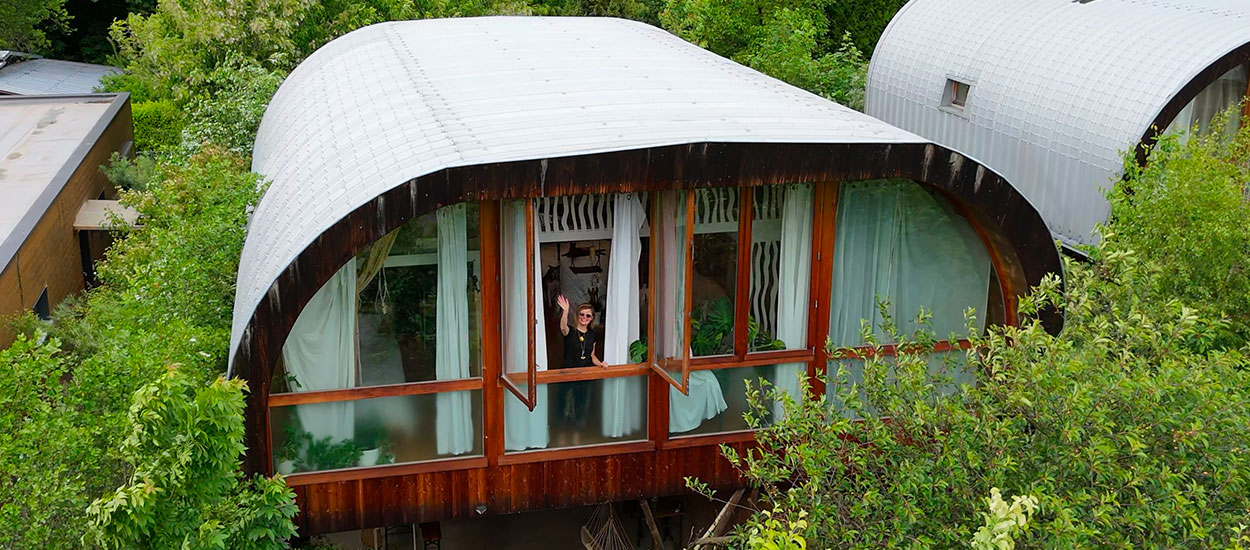 Habitat insolite : Elle vit dans une maison coccinelle !