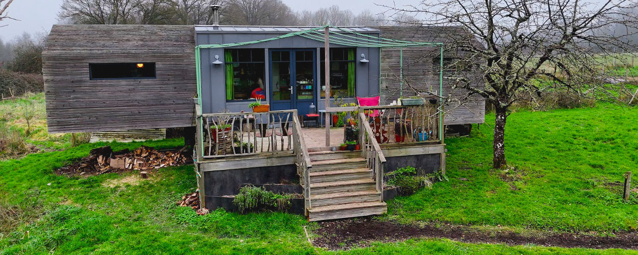 Ils ont construit eux-mêmes une tiny house le temps de rénover leur grange