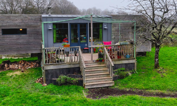 Ils ont construit eux-mêmes une tiny house le temps de rénover leur grange