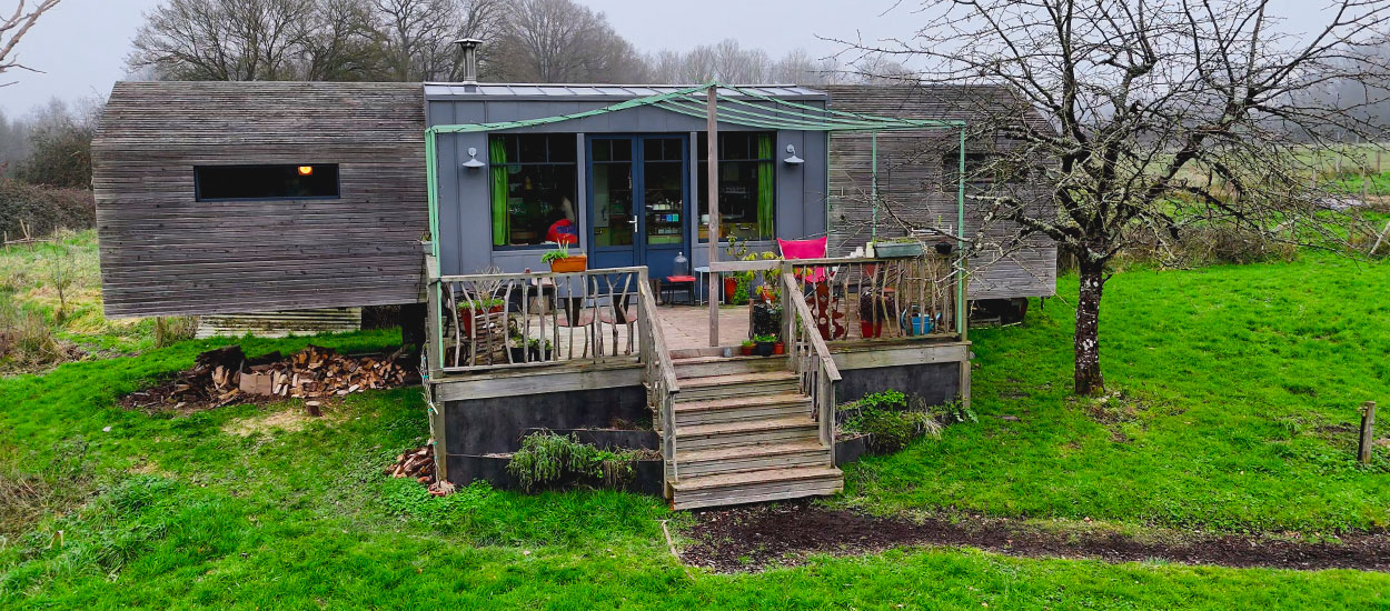 Ils ont construit eux-mêmes une tiny house le temps de rénover leur grange
